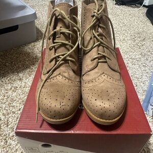 Tan Brogue woman’s  Boots